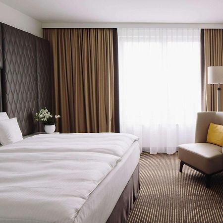 Pullman Berlin Schweizerhof Hotel Bagian luar foto A room at the Hotel de France