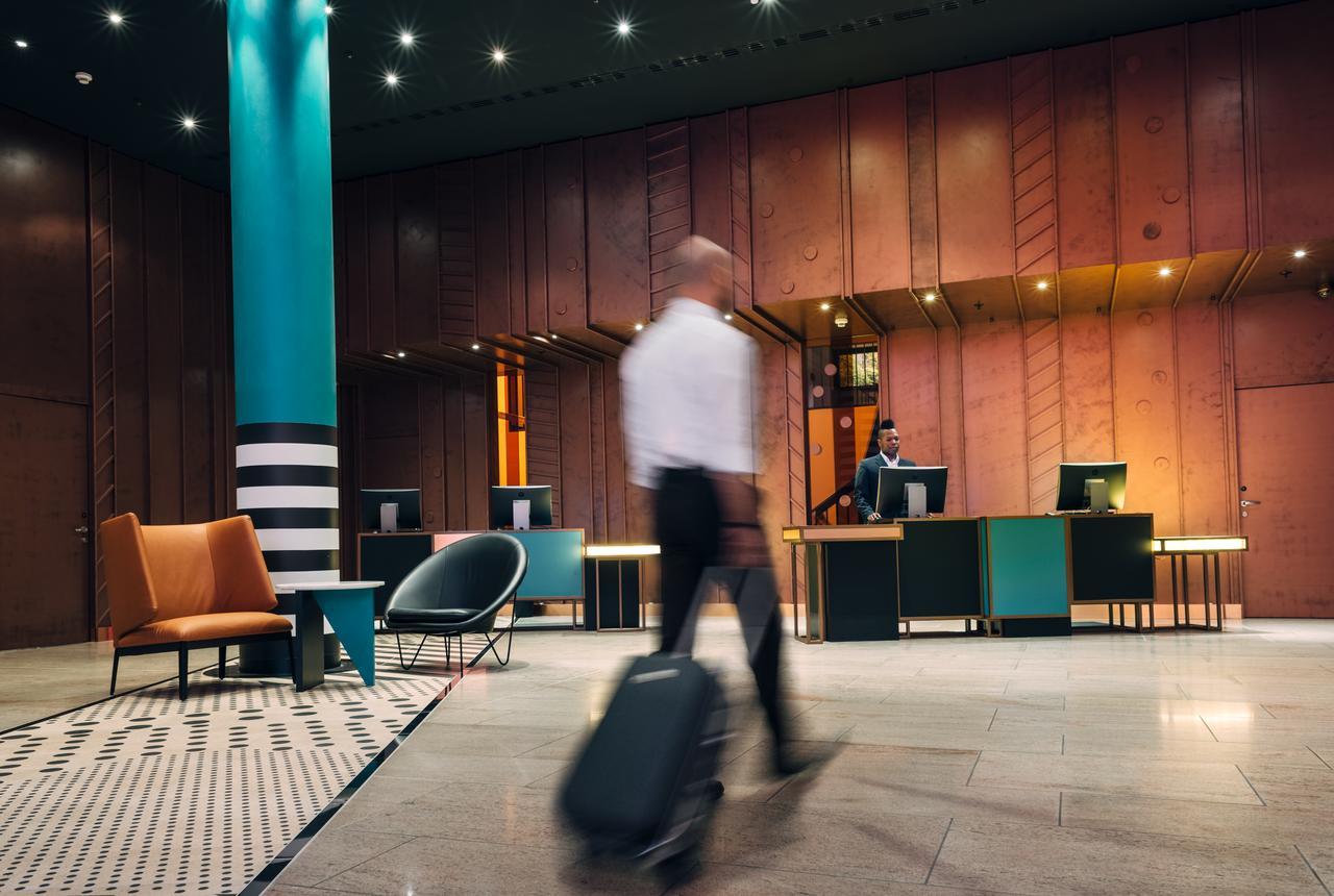 Pullman Berlin Schweizerhof Hotel Bagian luar foto The lobby of the hotel