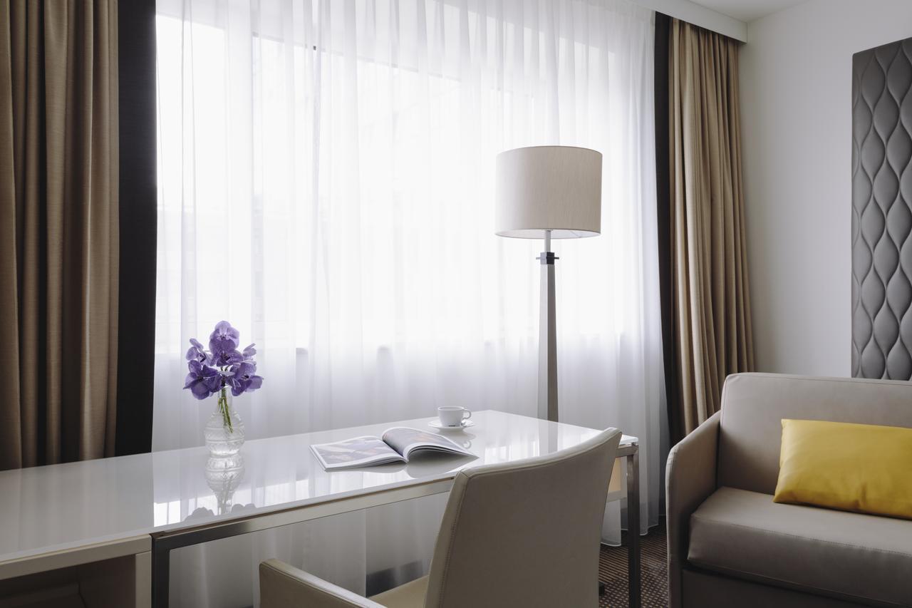 Pullman Berlin Schweizerhof Hotel Bagian luar foto A room at the hotel