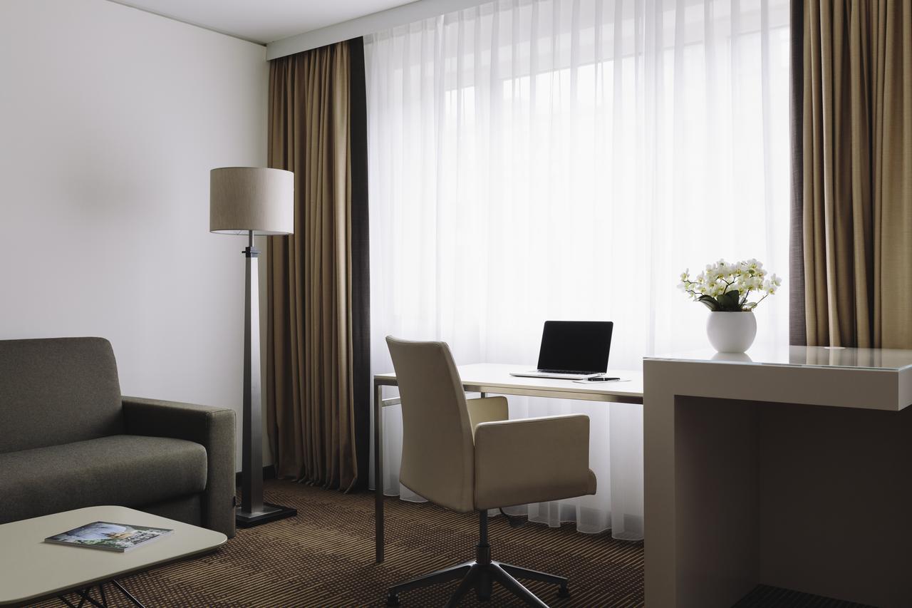Pullman Berlin Schweizerhof Hotel Bagian luar foto A typical room at the hotel