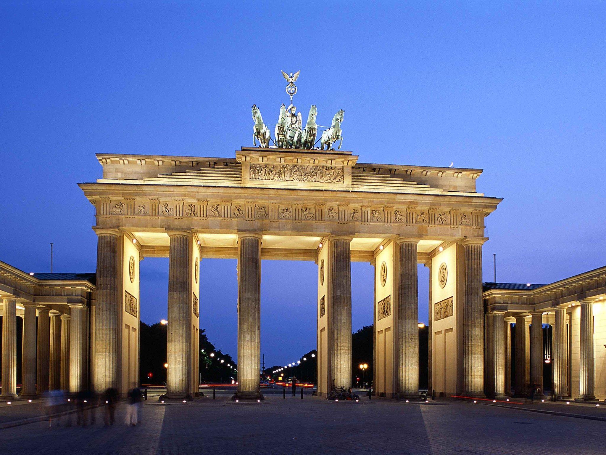 Pullman Berlin Schweizerhof Hotel Bagian luar foto Brandenburger Tor