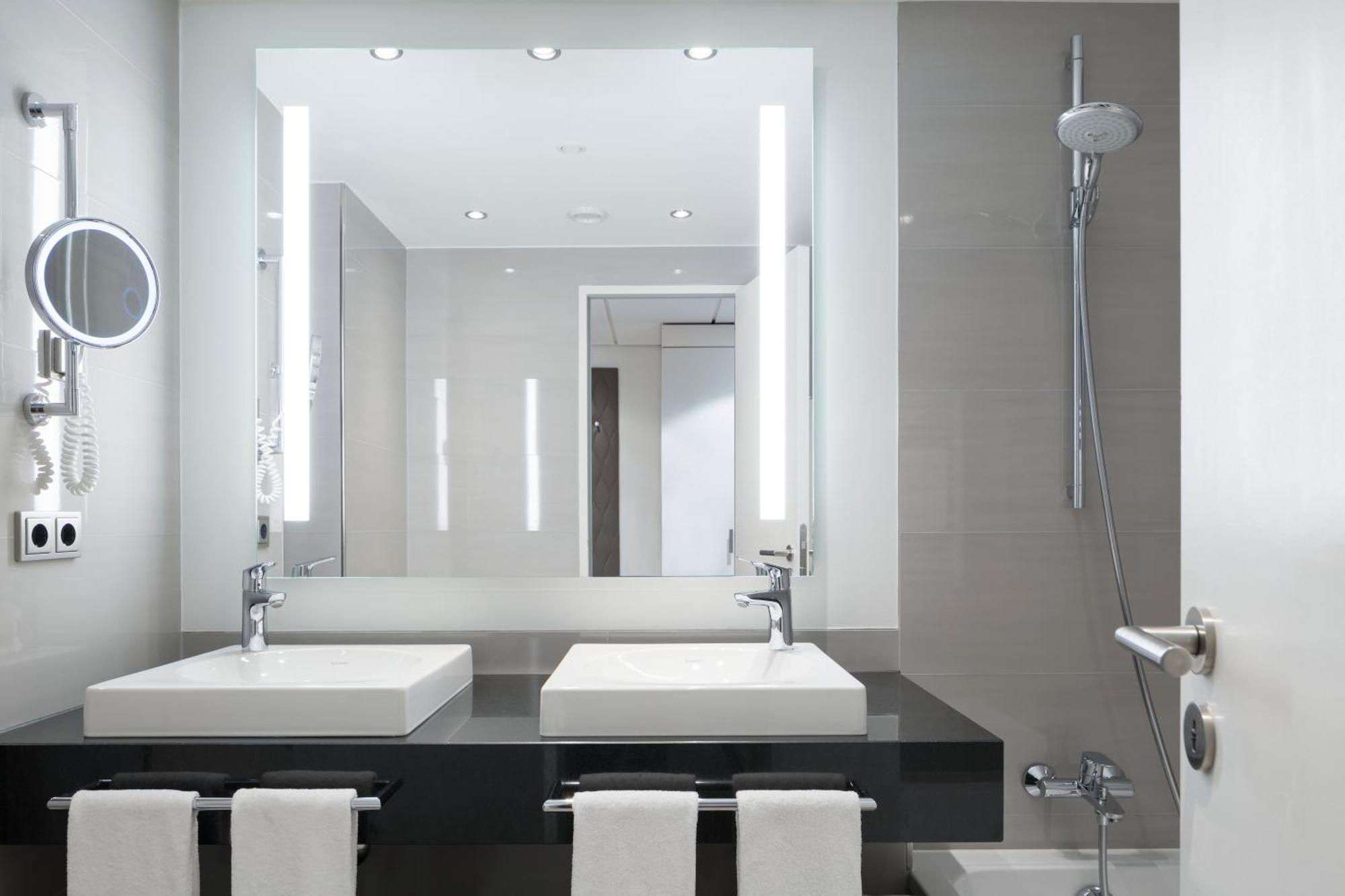 Pullman Berlin Schweizerhof Hotel Ruang foto Bathroom