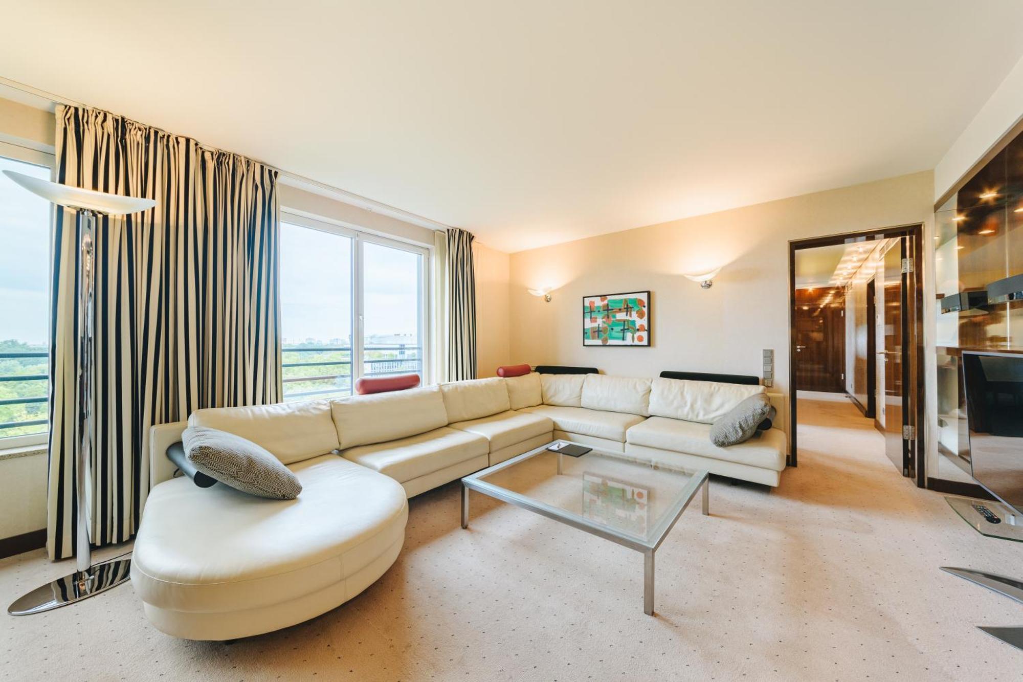 Pullman Berlin Schweizerhof Hotel Bagian luar foto A living room in a flat