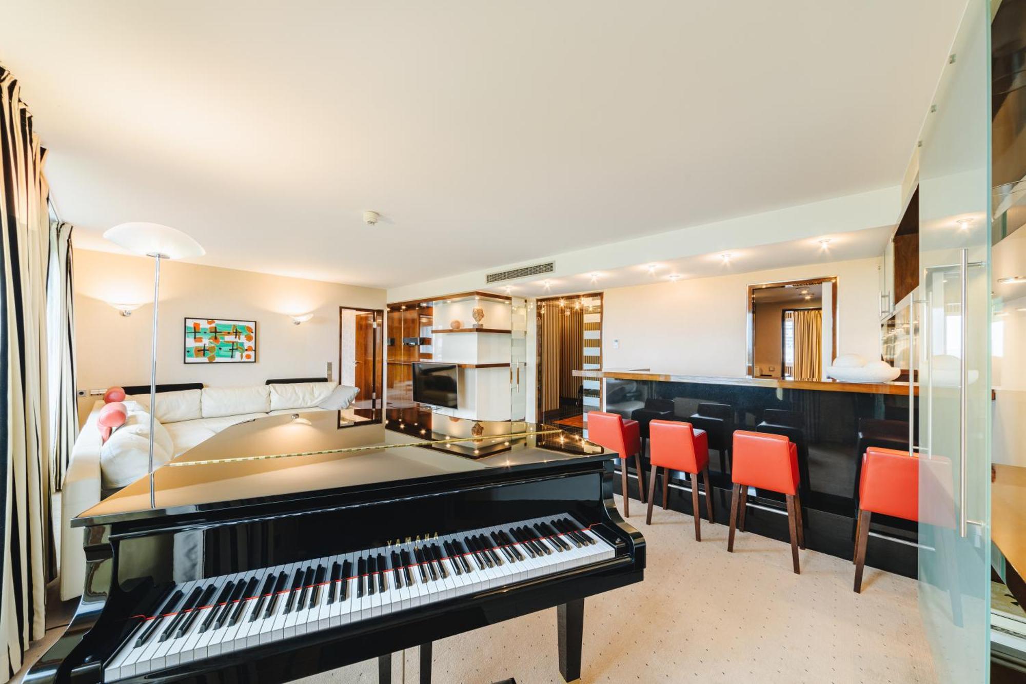 Pullman Berlin Schweizerhof Hotel Bagian luar foto The piano room