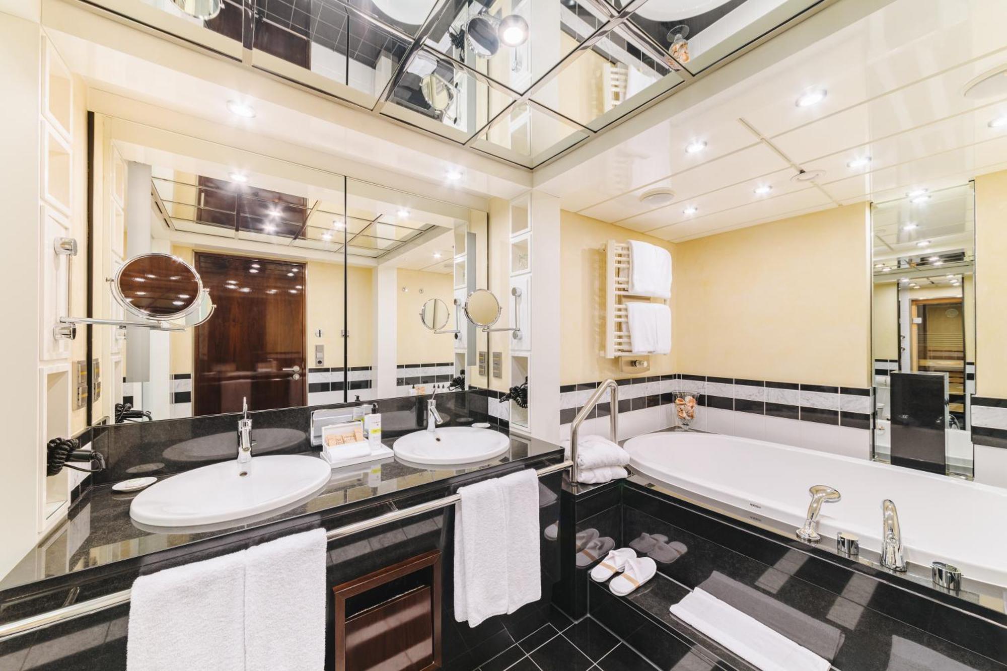 Pullman Berlin Schweizerhof Hotel Bagian luar foto Bathroom