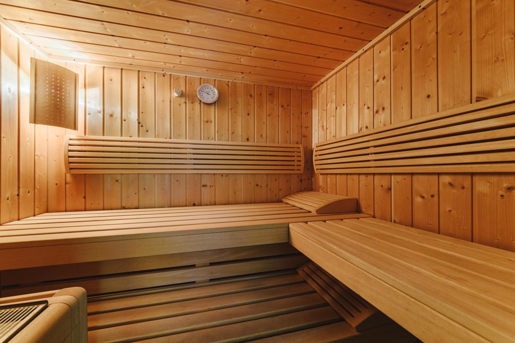 Pullman Berlin Schweizerhof Hotel Bagian luar foto A Finnish sauna