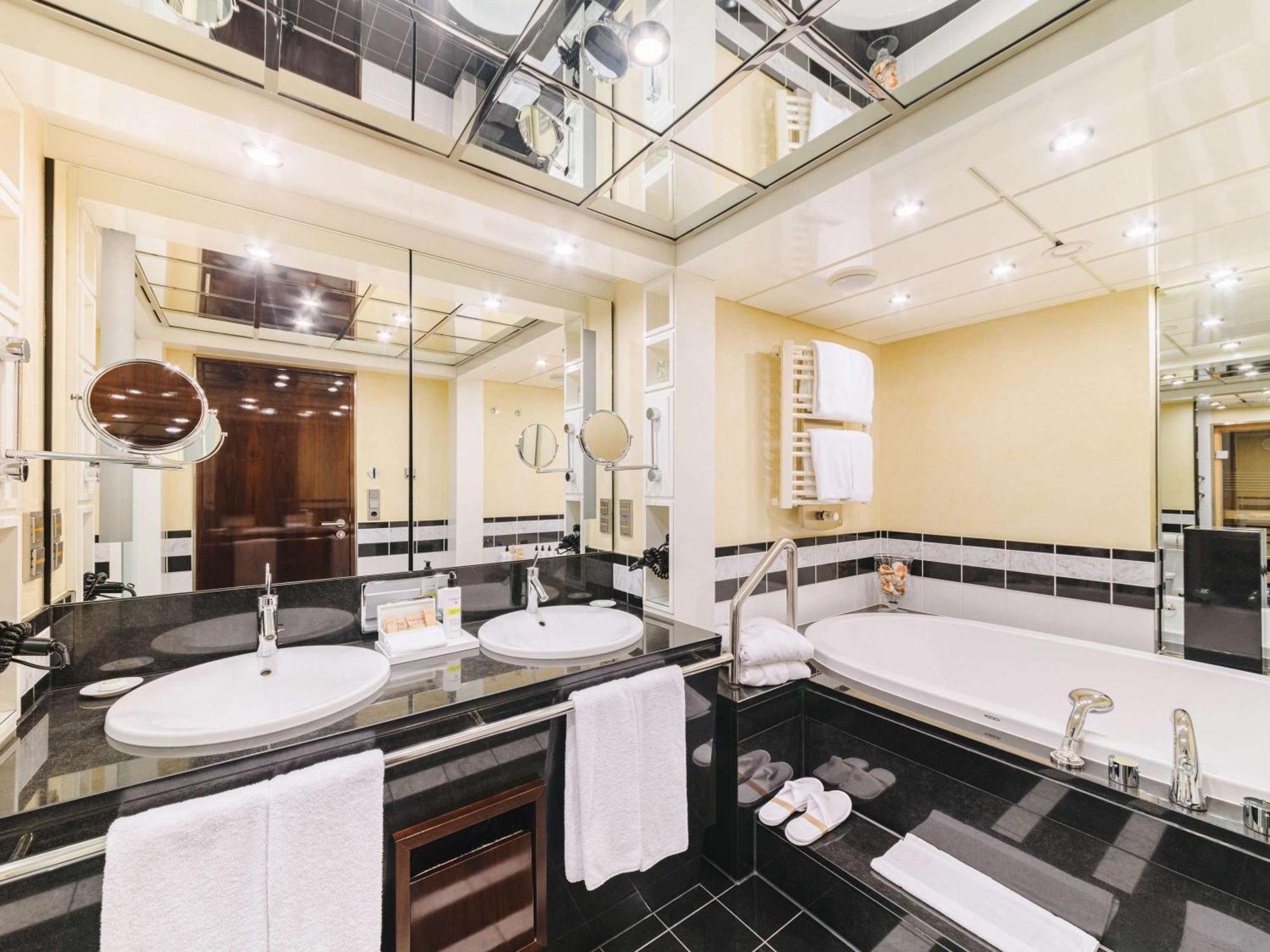 Pullman Berlin Schweizerhof Hotel Bagian luar foto Bathroom