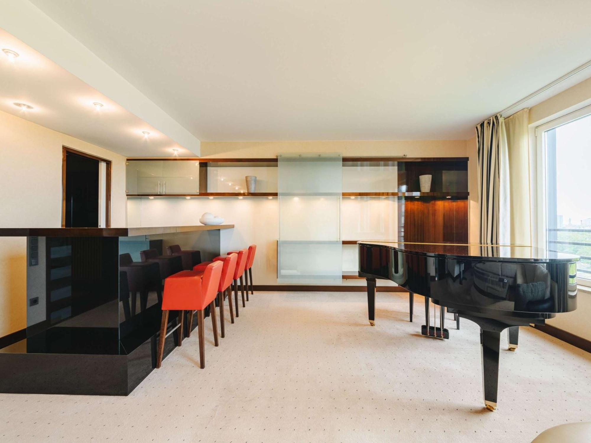 Pullman Berlin Schweizerhof Hotel Bagian luar foto The piano room