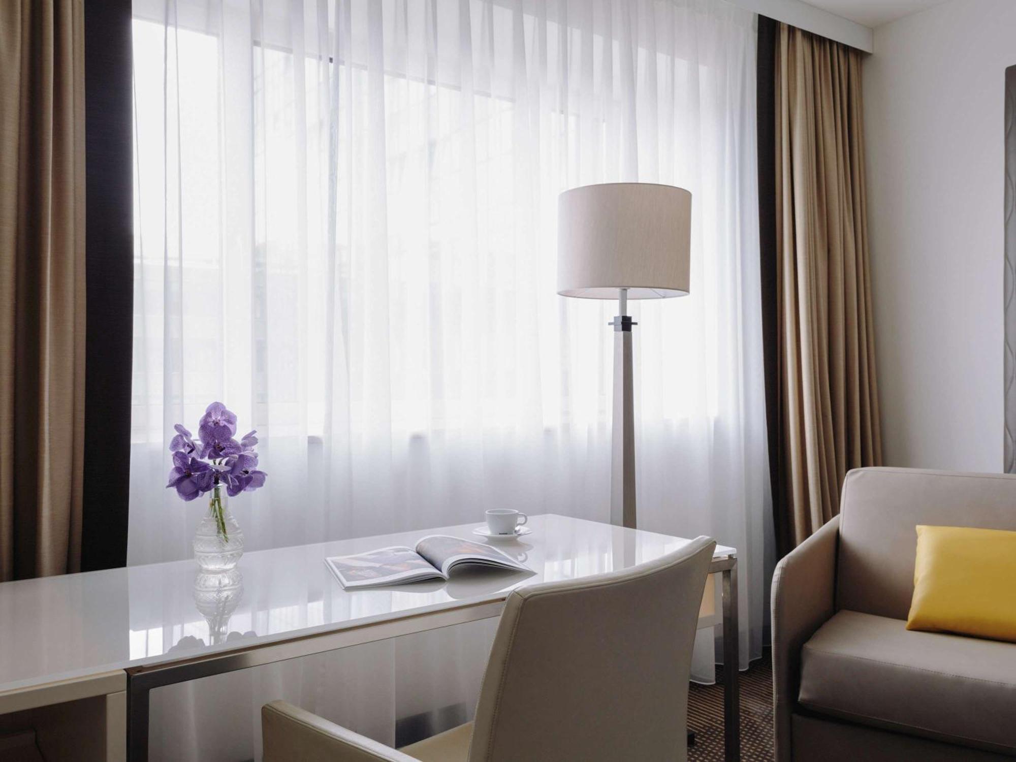 Pullman Berlin Schweizerhof Hotel Bagian luar foto A room at the hotel