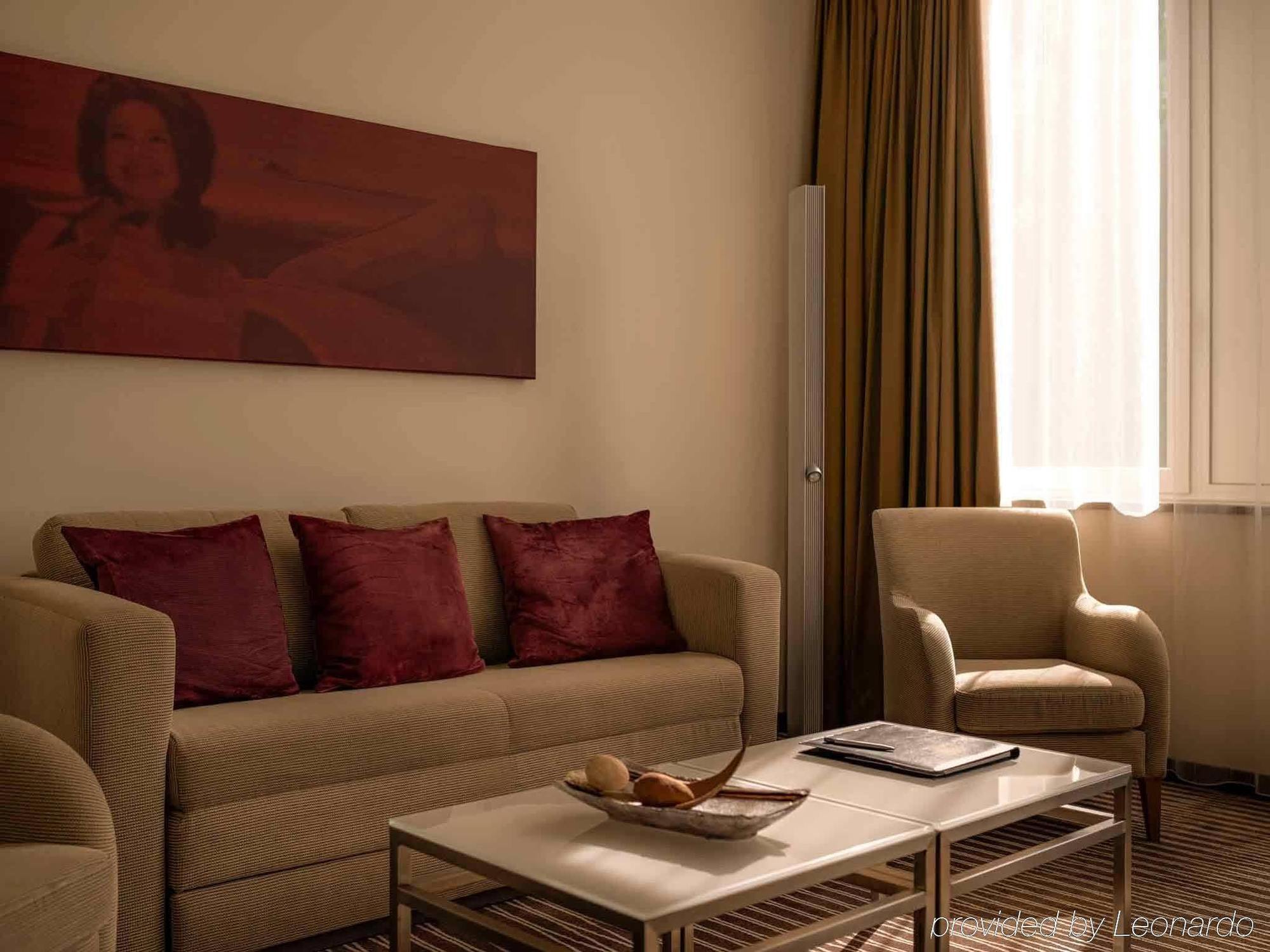 Pullman Berlin Schweizerhof Hotel Bagian luar foto A living room