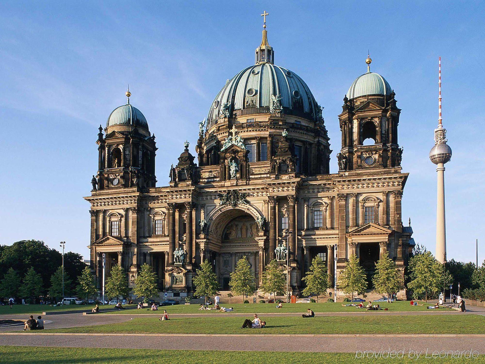 Pullman Berlin Schweizerhof Hotel Bagian luar foto Berlin Cathedral