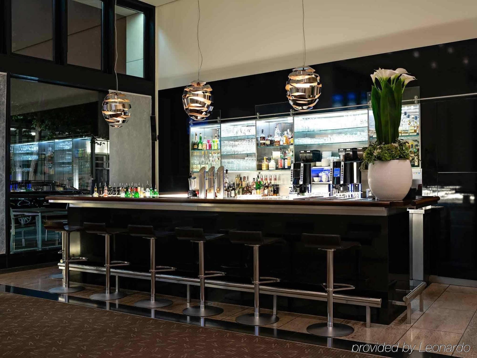 Pullman Berlin Schweizerhof Hotel Bagian luar foto The bar at the restaurant