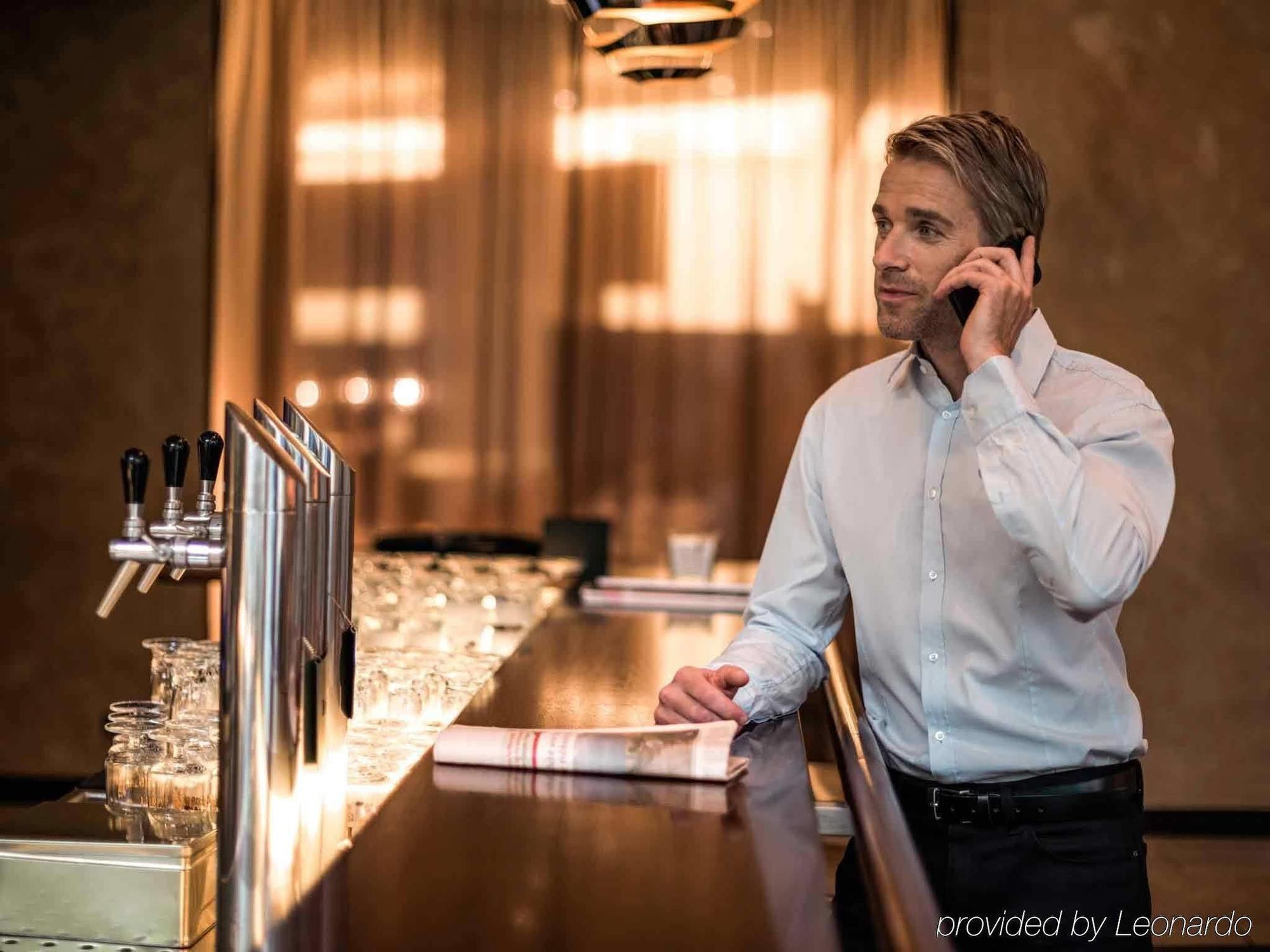 Pullman Berlin Schweizerhof Hotel Bagian luar foto A bartender at work